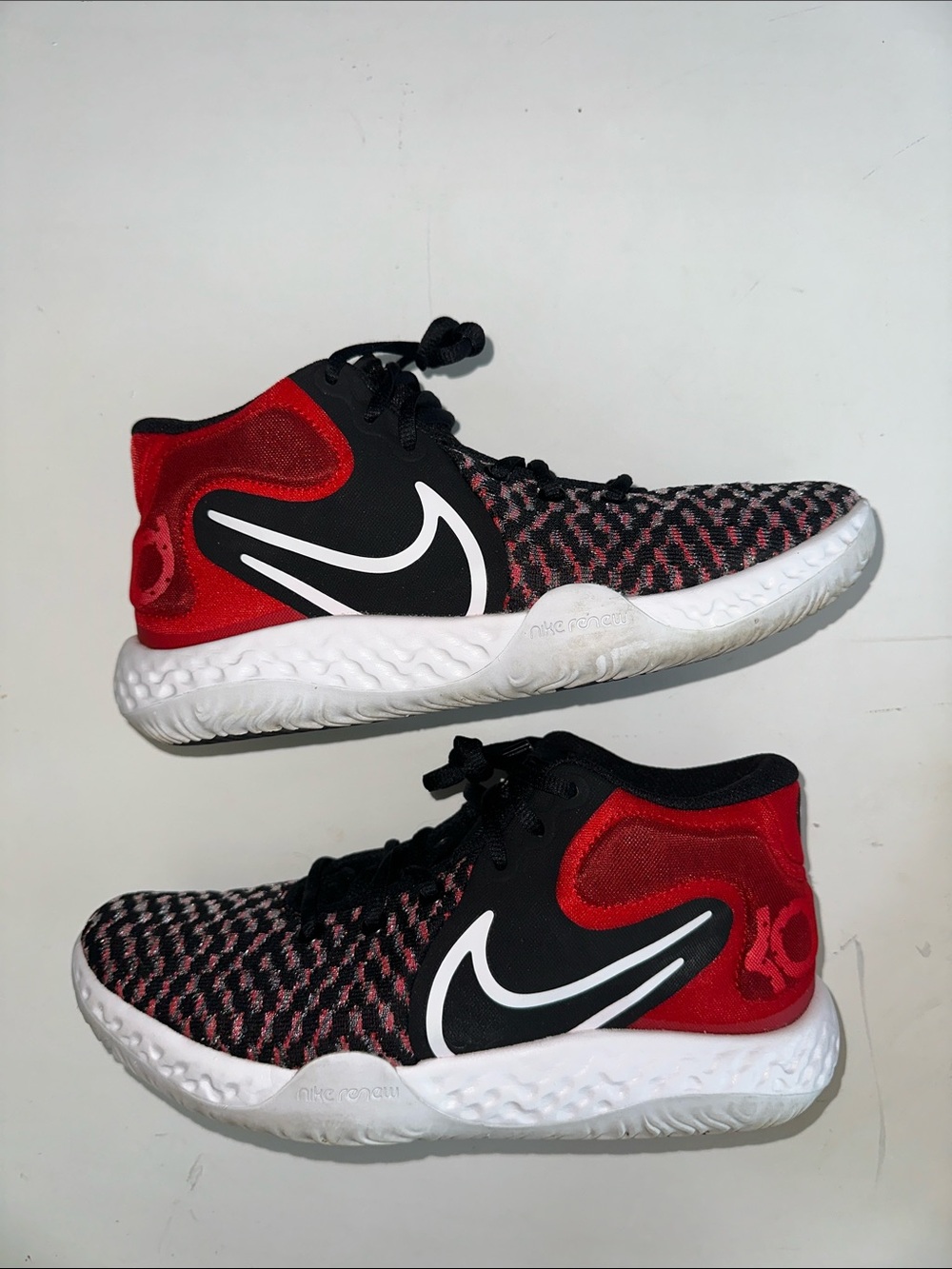 NIKE BASKETBALL SHOES